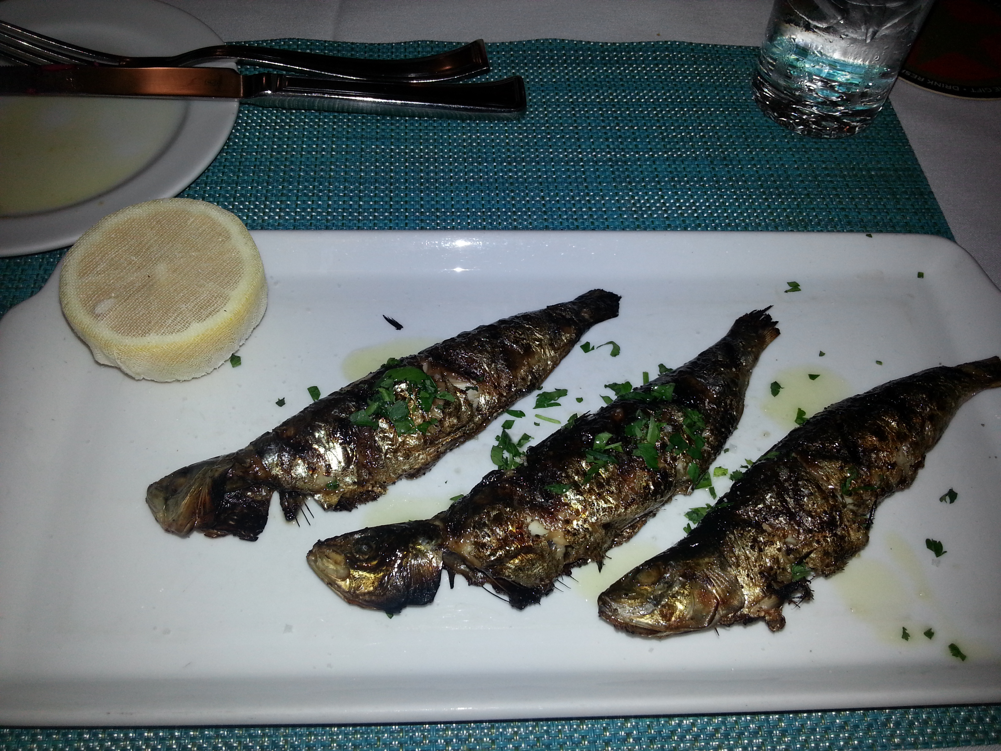 I love seafood. These are some sardines I ordered from a restaurant. It looks fancy, but this dish is very simple: dressed sardines grilled with lemon and a sprinkle of parsley.