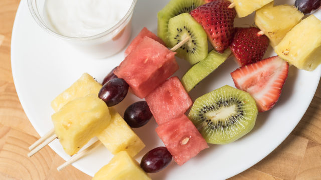 Brocheta de Fruta & Salsa de Yogurt