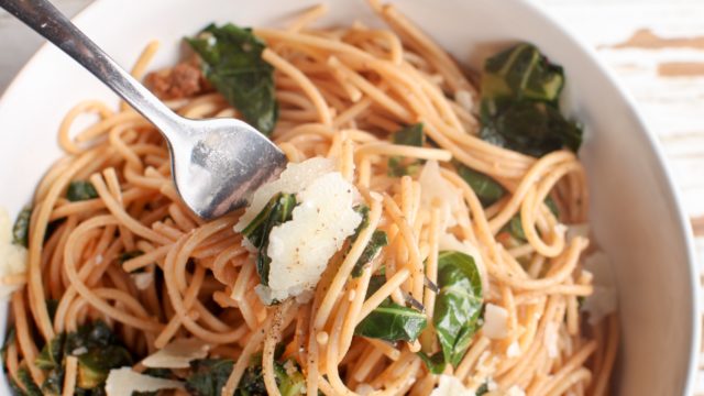 Espaguetis con Col Kale y Tomate